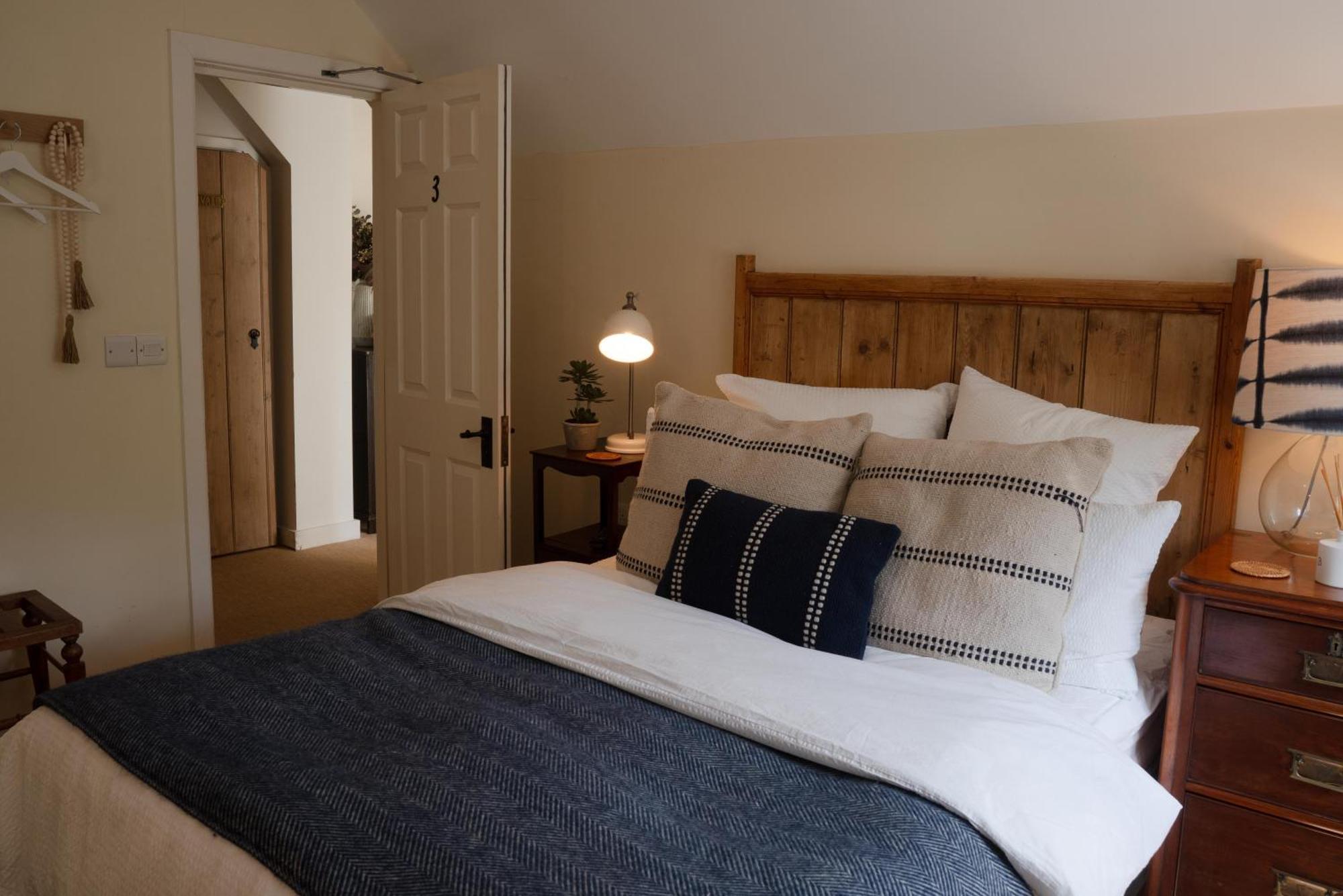 The Saxon Inn Child Okeford ภายนอก รูปภาพ